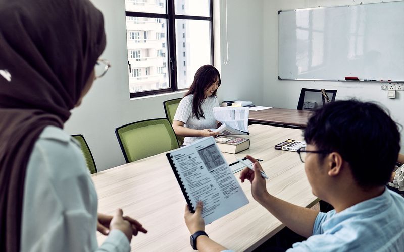 كيف ترفع درجتك في IELTS: دليل الخبراء للنطاقات